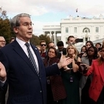 　昨年１０月、米ワシントンのホワイトハウスで記者らに応じるベセント財務長官（ロイター＝共同）