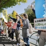 　昨年１１月、厚労省前で生活保護費の全額補償を訴える人たち＝東京・霞が関