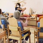 　デイサービスで体操をする高齢者ら