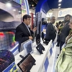 　半導体の国際展示会「セミコン・インディア」で、展示品の説明をする半導体関連企業の担当者（左）＝昨年９月、インド・ニューデリー