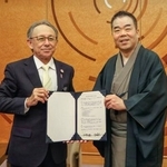 　協定書を手にする滋賀県の三日月大造知事（右）と沖縄県の玉城デニー知事＝９日午前、大津市