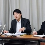 　三重県に声明を提出し、記者会見する小貫陽介弁護士（中央）ら＝９日午後、三重県庁