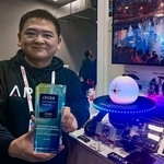 　先端技術見本市「ＣＥＳ」に展示されたスペースワンの水上ドローンと小林康宏社長＝８日、米ラスベガス（共同）