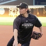 　キャッチボールする日本ハム・伊藤＝エスコンフィールド