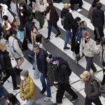 　大阪・梅田の交差点を行き交う人たち＝昨年１２月