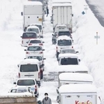 　２０２０年１２月、大雪が降り、多くの車が立ち往生した＝新潟県南魚沼市の関越自動車道