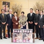 　「啓翁桜」を贈られ、記念写真に納まる高市首相（中央右）ら。中央左は山形県の吉村美栄子知事、左から２人目は鈴木農相＝９日午前、首相官邸