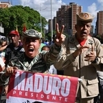 　８日、ベネズエラ・カラカスでマドゥロ大統領の解放を求める人々（ロイター＝共同）