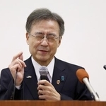 　福井県議会本会議で辞職が同意され、記者会見する杉本達治知事＝２０２５年１２月、福井県庁