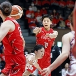 　デンソー-富士通　第１クオーター、パスを出す富士通・町田（奥）＝代々木第二体育館