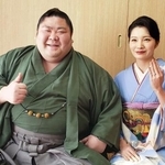 　埼玉県草加市の追手風部屋で写真に納まる剣翔（左）と祐華さん＝９日