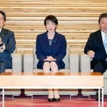 　閣議に臨む（左から）林総務相、高市首相、茂木外相＝９日午前、首相官邸
