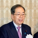 　記者団の取材に応じる公明党の斉藤代表＝９日午後、那覇市