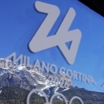 　コルティナダンペッツォ市内に掲げられたミラノ・コルティナ冬季五輪・パラリンピックのモニュメント＝２０２５年１２月（共同）