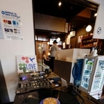 　千枚以上のレコードを販売するほか、カフェではレコードを聴きながら食事を楽しむことができる「Ｆｅｅｌ　Ｒｅｃｏｒｄｓ　京都はなれ店」のターンテーブル。文化庁は商業施設で流れるＢＧＭの使用料を歌手やレコード会社も請求できるよう制度を改正する方針を固めた＝９日午後、京都市下京区