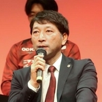 　記者会見で意気込みを語るＪ１岡山の木山監督＝９日、岡山市