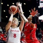 　デンソー-富士通　第４クオーター、シュートを放つデンソー・高田（８）＝代々木第二体育館