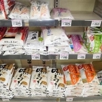 　スーパーの店頭に並ぶコメ＝２５年１２月、埼玉県上尾市