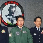 　宮崎県の航空自衛隊新田原基地で取材に応じる小泉防衛相＝９日午後