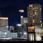 　六甲山系堂徳山にある電飾文字「ＫＯＢＥ」の下に点灯した「１・１７」の文字＝９日夜、神戸市中央区