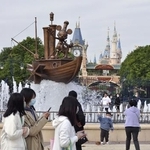 　中国の上海ディズニーランドで記念撮影をする市民ら＝２０２２年