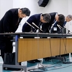 　謝罪する大分市教委の幹部ら＝９日午後、大分市役所