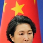 　記者会見に臨む中国外務省の毛寧報道局長＝９日、北京（共同）