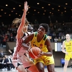 　トヨタ自動車-ＥＮＥＯＳ　第２クオーター、攻め込むＥＮＥＯＳ・馬瓜（右）＝代々木第二体育館