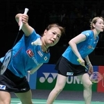 　台湾のペアに勝って準決勝へ進んだ福島由紀（左）、松本麻佑組＝９日（ゲッティ＝共同）