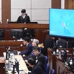 　９日、ソウル中央地裁で開かれた論告求刑公判に臨む韓国の尹錫悦前大統領（右側奥）ら（同地裁提供・聯合＝共同）