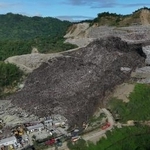 　フィリピン・セブ市で崩落したごみの山＝９日（ＡＰ＝共同）