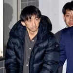 　移送のため警視庁大森署を出る山中正裕容疑者（左）＝１０日午前０時３０分