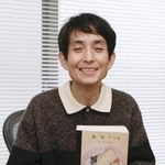 　出版した書籍と記念撮影する矢部太郎さん＝東京都内