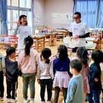 　能登半島地震で被災した子どもたちを支援する志村知穂代表理事（左）と遠藤伸一理事＝２０２４年１１月、石川県能登町（こころスマイルプロジェクト提供）　