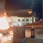 　デモが起きたイラン北西部ザンジャンで炎上する車の映像。イラン国営テレビが９日に放映（同テレビ提供、ＡＰ＝共同）