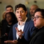 　記者会見するミネアポリスのフレイ市長＝９日、米中西部ミネソタ州ミネアポリス（ゲッティ＝共同）