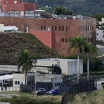 　ベネズエラの首都カラカスにある米大使館＝９日（ＡＰ＝共同）