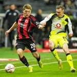 　ドルトムント戦で競るアイントラハト・フランクフルトの堂安律（左）＝９日、フランクフルト（ＡＰ＝共同）