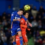 　ヘタフェ戦でプレーするレアル・ソシエダードの久保建英（右）＝９日、ヘタフェ（ゲッティ＝共同）