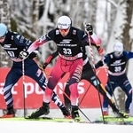 　Ｗ杯複合男子個人第７戦の前半距離で力走する渡部暁斗（中央）。Ｗ杯通算出場数を２９５とし、歴代最多記録に並んだ＝オテパー（共同）