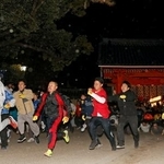 　西宮神社の「福男選び」で、本殿を目指して一斉に駆け出す参拝者＝１０日午前６時、兵庫県西宮市