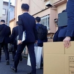 　山中正裕容疑者の自宅へ家宅捜索に入る警視庁の捜査員ら＝１０日午前、東京都大田区