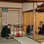 　表千家の「不審菴」で始まった「初釜」＝１０日午前、京都市上京区