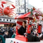 　円井わんさんを乗せ、大阪・ミナミの繁華街を練り歩く宝恵かご＝１０日午前