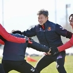 　Ｊ３福島の練習に初参加し、笑顔を見せる三浦知良＝福島市内