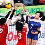 　金蘭会-東九州龍谷　第４セット、スパイクを決める金蘭会・馬場＝東京体育館