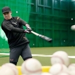 　打撃練習する阪神・大山＝兵庫県尼崎市