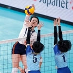 　大阪国際-就実　第２セット、スパイクを決める就実・比留間＝東京体育館