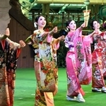 　福島県いわき市の温泉施設スパリゾートハワイアンズで、振り袖姿でダンスを披露する（左から）ＭＯＭＯＫＡさん、ＭＩＭＩさんら２０歳になるフラガール＝１０日午前