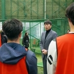 　広島の新人合同練習を視察し、選手に語りかける新井監督＝広島県廿日市市